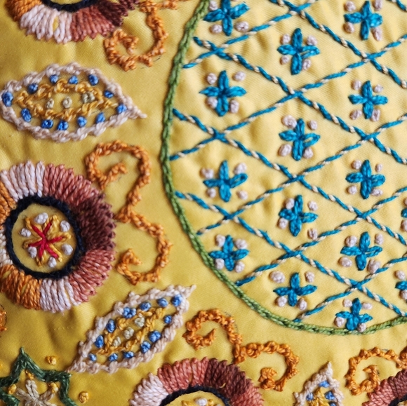 2 Handmade 14 " Diameter Cross Stiched Throw Pillows. Zippered. - Picture 12 of 15